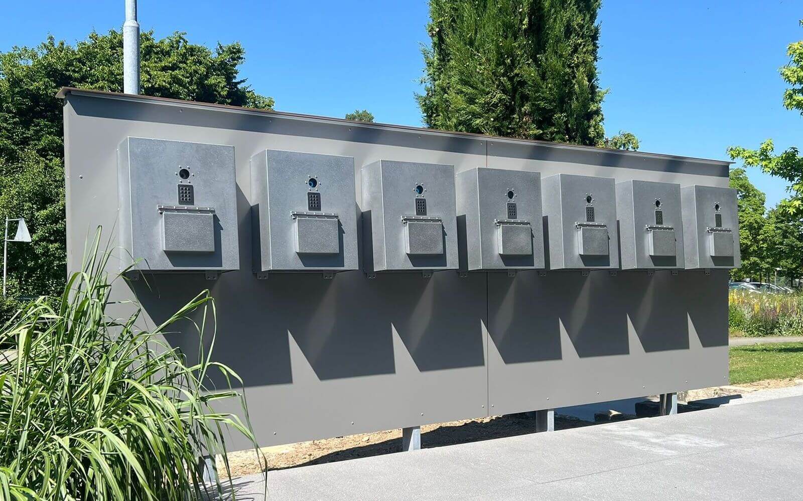 Mehrere digitale Schlüsselausgabegeräte an einer grauen Wand im Außenbereich