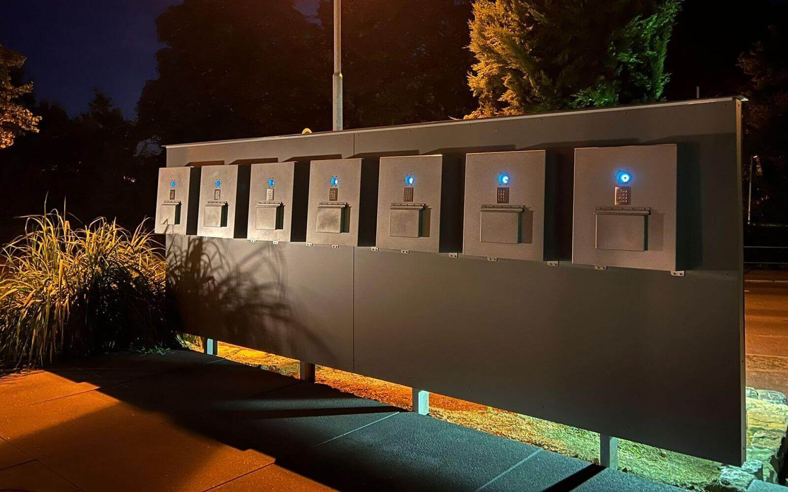 Livionkey Outdoor Weatherbox Schlüsseldepot in einer Reihe, aufgestellt im Freien und bei Nacht fotografiert