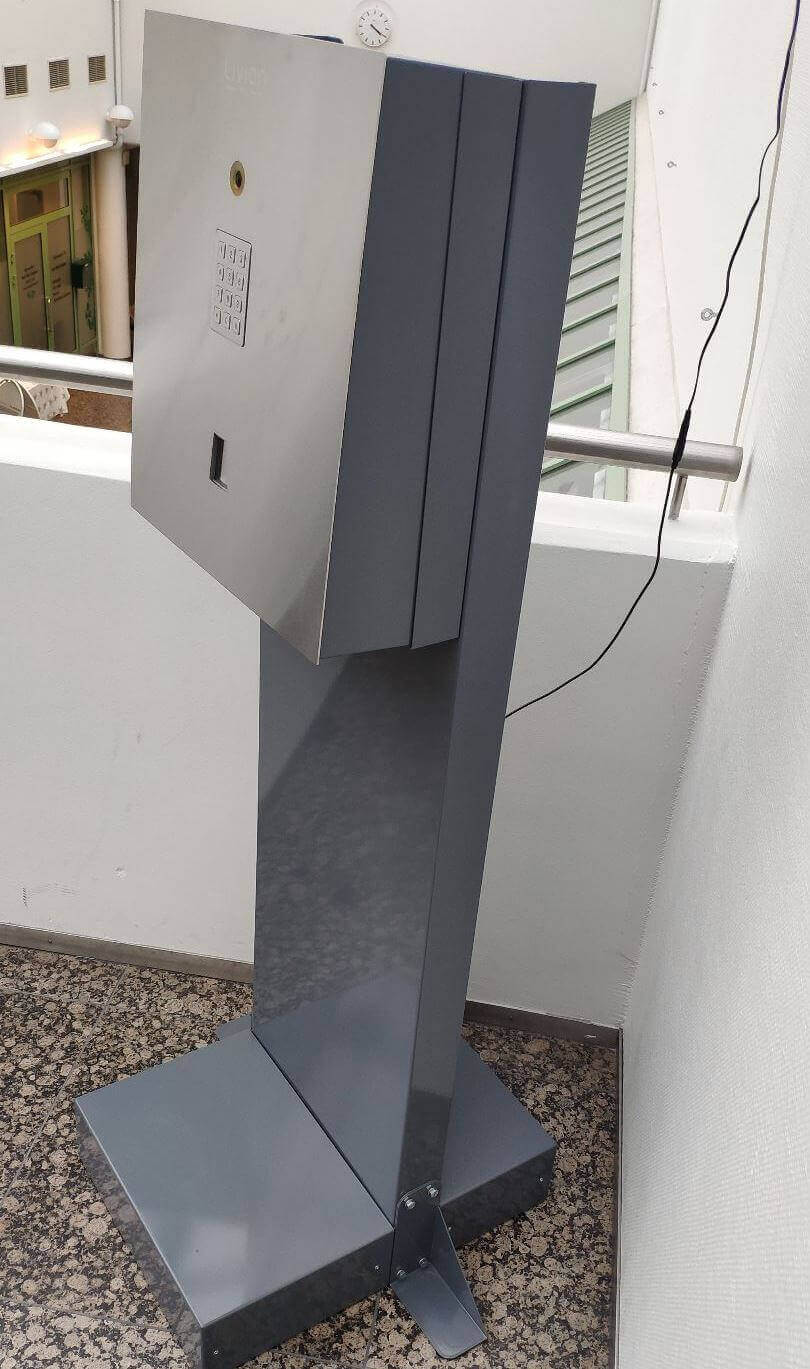 Moderne Hotelautomat mit Zahlencode und Kamera für sichere Paketzustellung Freistehendes Schlüsseldepot aus Metall mit Tastenfeld und Kamera zur sicheren Annahme von Paketen