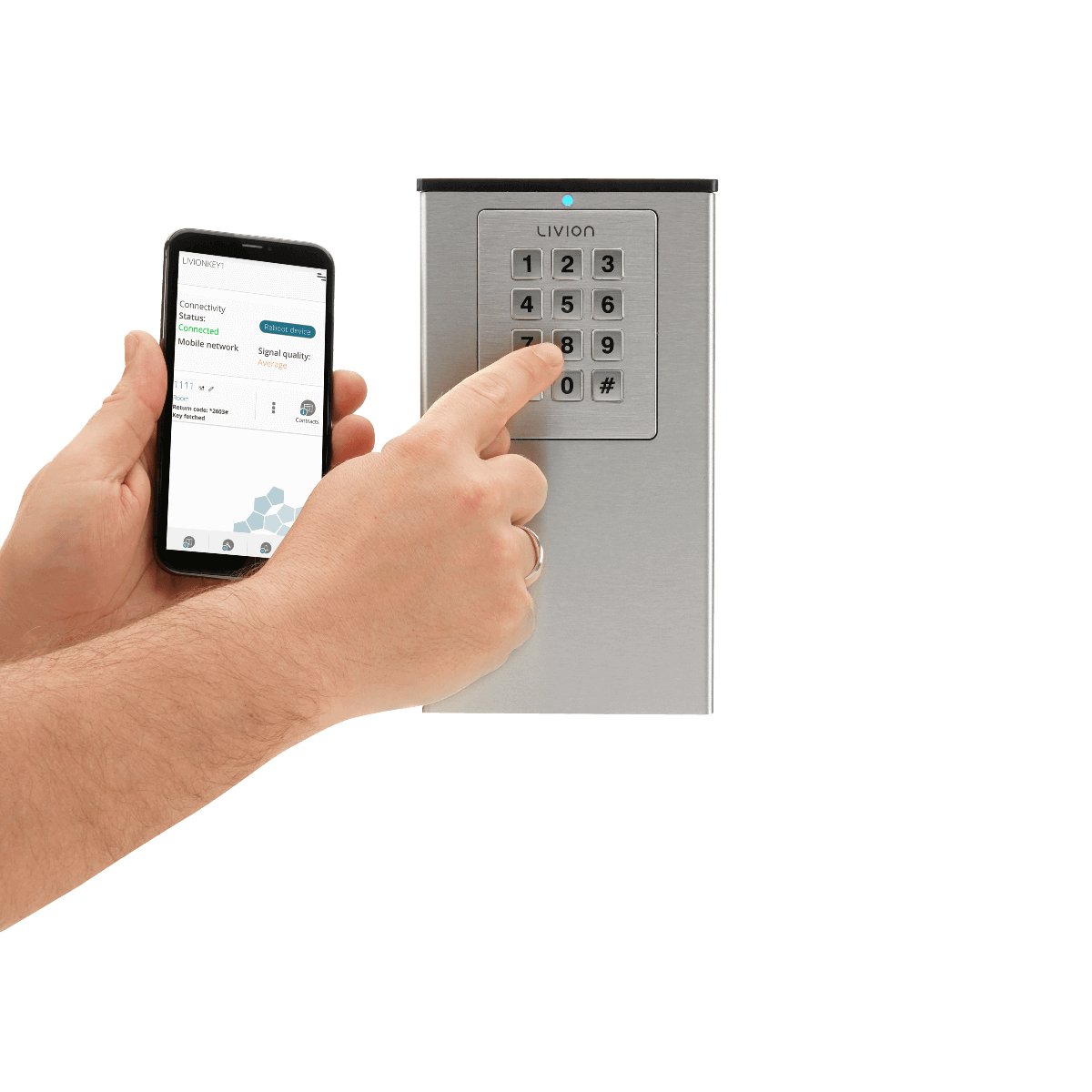 Elektronisches Türschloss mit Tastatur und Smartphone-Steuerung Person tippt auf ein elektronisches Zahlenschloss der Marke Livion, während ein Smartphone mit Steuerungsapp in der anderen Hand gehalten wird
