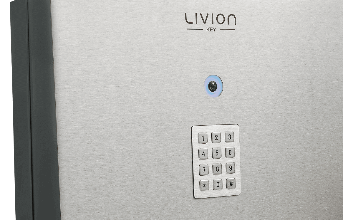 Livion Key Schlüsselschrank mit Zahlenfeld und Kamera aus Edelstahl Detailansicht eines Livion Key Schlüsselschranks mit Edelstahl-Oberfläche, Kamera und Zahlentastatur