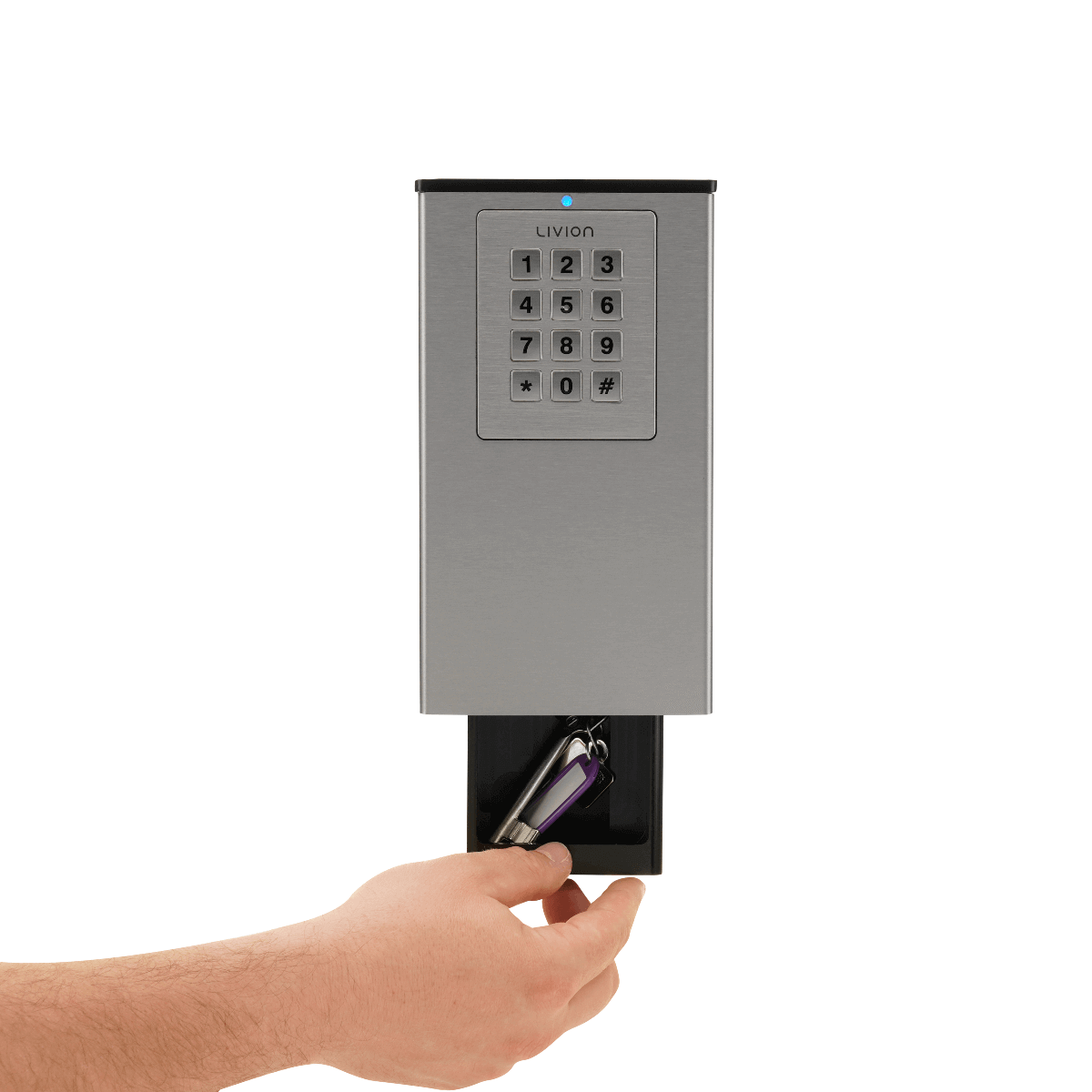 Elektronischer Schlüsseltresor mit Code-Eingabe und herausnehmbaren Schlüsseln Hand entnimmt Schlüsselbund aus einem elektronischen Schlüsseltresor mit Zahlenfeld