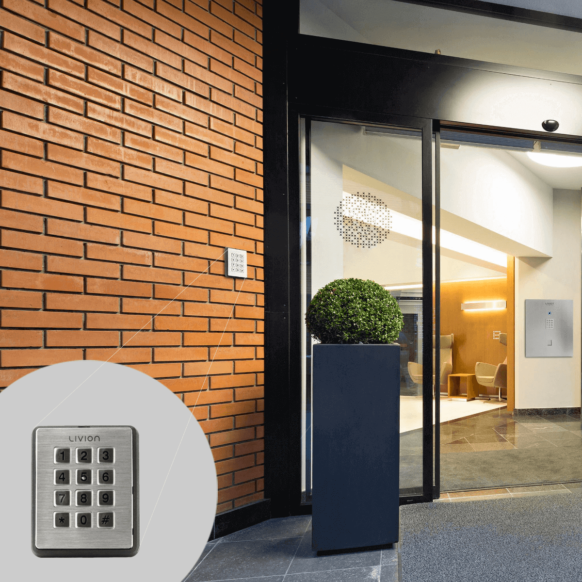 Robustes Zutrittskontrollsystem mit Edelstahl-Tastatur für Haustür oder Gebäudeeingang Edelstahl-Zahlenfeld einer Zutrittskontrolle an einer Backsteinwand neben einem modernen Eingang mit Pflanzkübel
