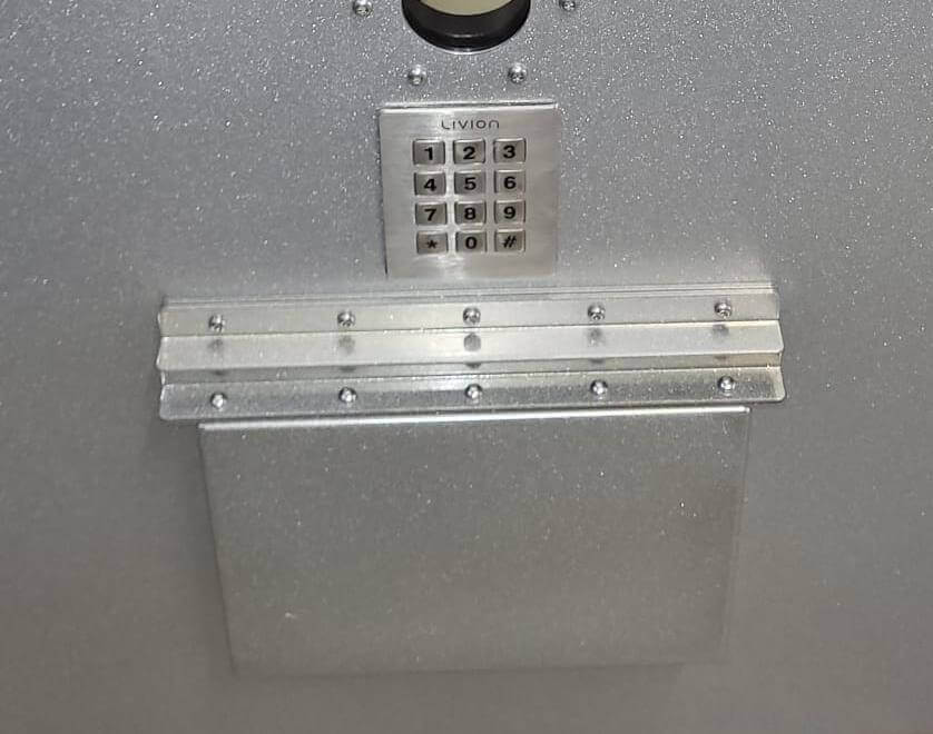 Sicheres Zahlenschloss mit Tastatur und Metallklappe für Tresor oder Briefkasten Nahaufnahme eines silbernen Zahlenschlosses mit Tastatur und Metallklappe, verwendet für Tresore oder sichere Briefkästen