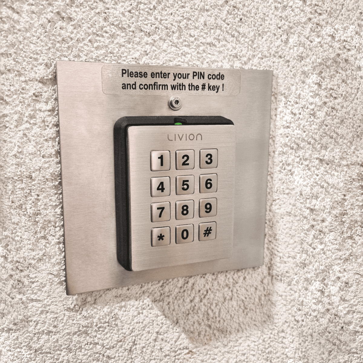 Elektronisches Tastatur-Schloss an einer Wand für PIN-Eingabe und Zugangskontrolle Tastatur eines elektronischen Türschlosses von Livion zur Eingabe eines PIN-Codes mit Bedienungsanleitung in Englisch