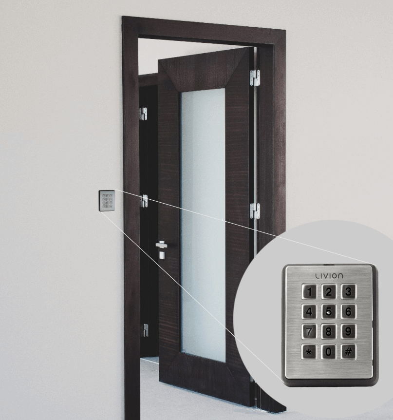 Elektronisches Türschloss mit Codeschloss an moderner Innentür Modernes elektronisches Codeschloss der Marke Livion an einer dunklen Holztür mit Glaseinsatz, montiert an einer weißen Wand