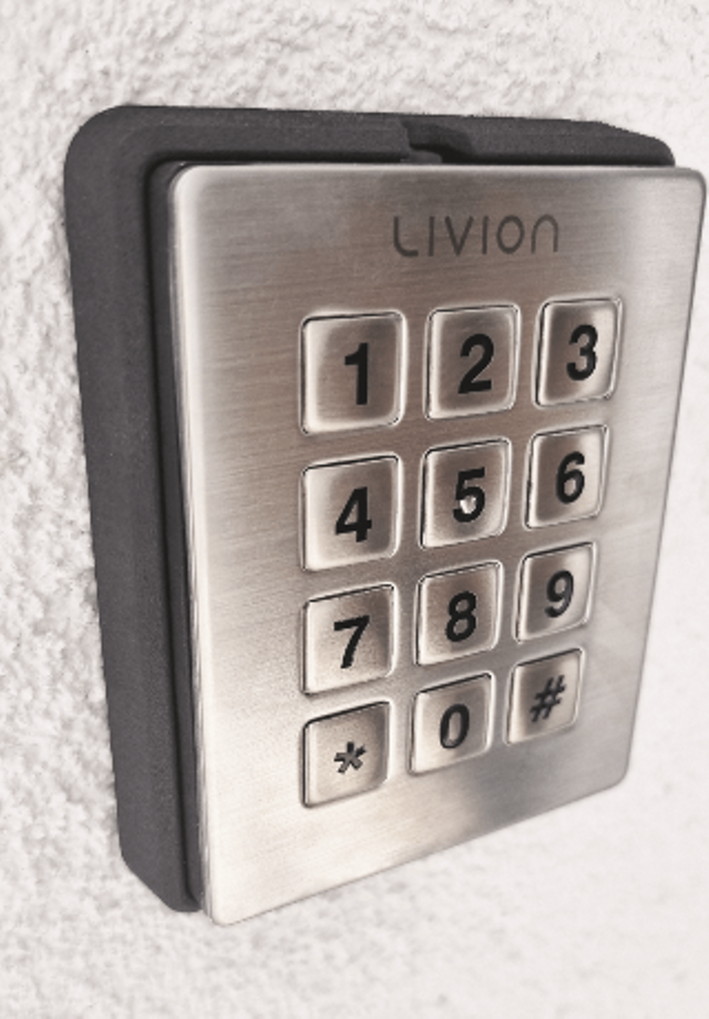 Edelstahl-Tastatur für Zugangskontrolle Nummernblock zur Zugangskontrolle mit Edelstahloptik an einer Wand montiert