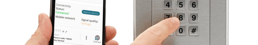 Smartes Türschloss mit Mobilsteuerung und Zahlenfeld Hand bedient ein Tastenfeld an einer Tür; daneben Smartphone mit Verbindungsstatus und Keycode-Anzeige